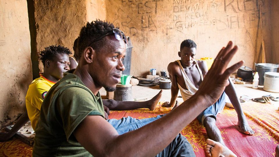Europas neue Grenze: Der junge Baldé aus Guinea (vorn) hat schon mehrere Anläufe Richtung Europa unternommen. Wie so viele hier wird er es wieder versuchen Der junge Baldé aus Guinea (vorn) hat schon mehrere Anläufe Richtung Europa unternommen. Wie so viele hier wird er es wieder versuchen