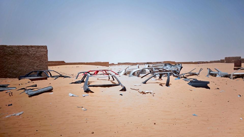 Europas neue Grenze: Skelettierte Autos im Grenzgebiet zu Algerien. Die unzähligen Toten der Migration werden von den Sandstürmen auf ewig begraben Skelettierte Autos im Grenzgebiet zu Algerien. Die unzähligen Toten der Migration werden von den Sandstürmen auf ewig begraben