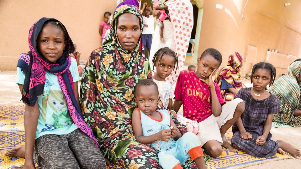 Europas neue Grenze: Die Sudanesin Ihsam Mohamed und ihre Kinder. Seit Anfang 2017 ist sie in einem Lager in Agadez Die Sudanesin Ihsam Mohamed und ihre Kinder. Seit Anfang 2017 ist sie in einem Lager in Agadez