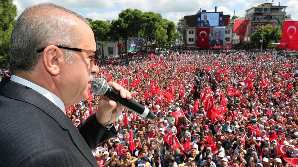 Erdogan ruft "Wirtschaftskrieg" aus und droht den USA mit einem Bruch