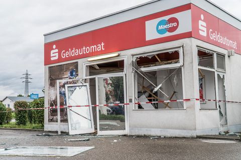 Ein Geldautomat in der Nähe eines Baumarkts nahe Offenburg ist von unbekannten Tätern gesprengt worden.
