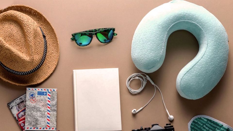 Bequem unterwegs: Lange Flugreise? Diese Must-Haves gehören in jedes Reisegepäck Bequem unterwegs: Lange Flugreise? Diese Must-Haves gehören in jedes Reisegepäck