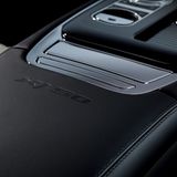 In der Mittelkonsole befindet sich ein XJ50-Emblem