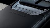 In der Mittelkonsole befindet sich ein XJ50-Emblem