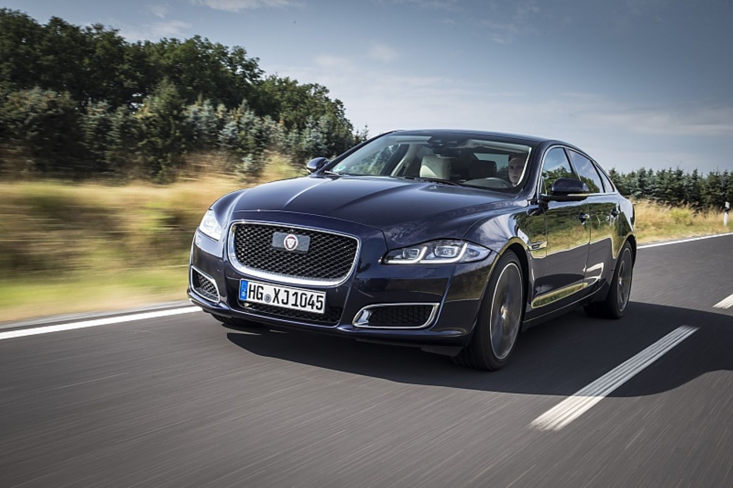 Als Antriebsquelle dient ein V6-Diesel