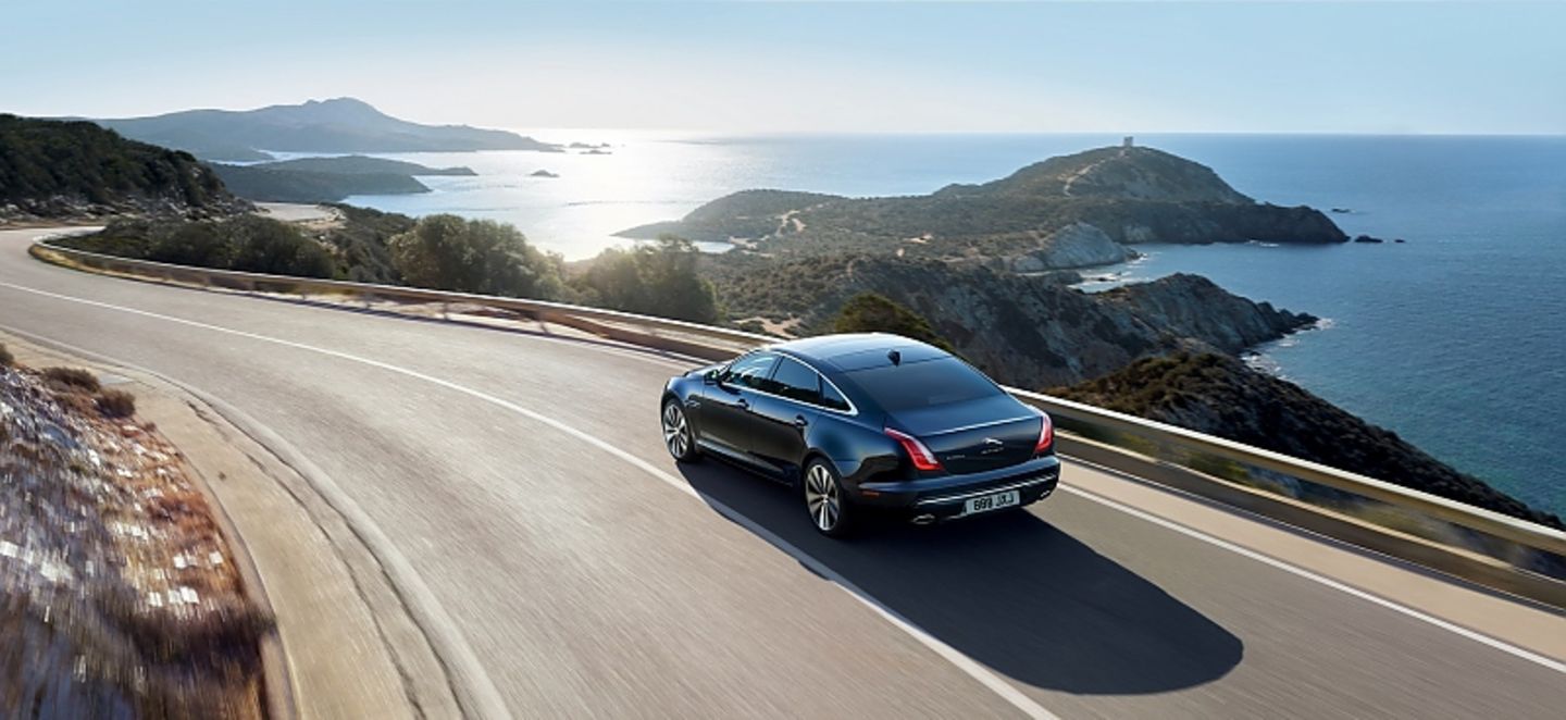 Der Jaguar XJ50 bewegt sich geschmeidig