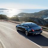 Der Jaguar XJ50 bewegt sich geschmeidig