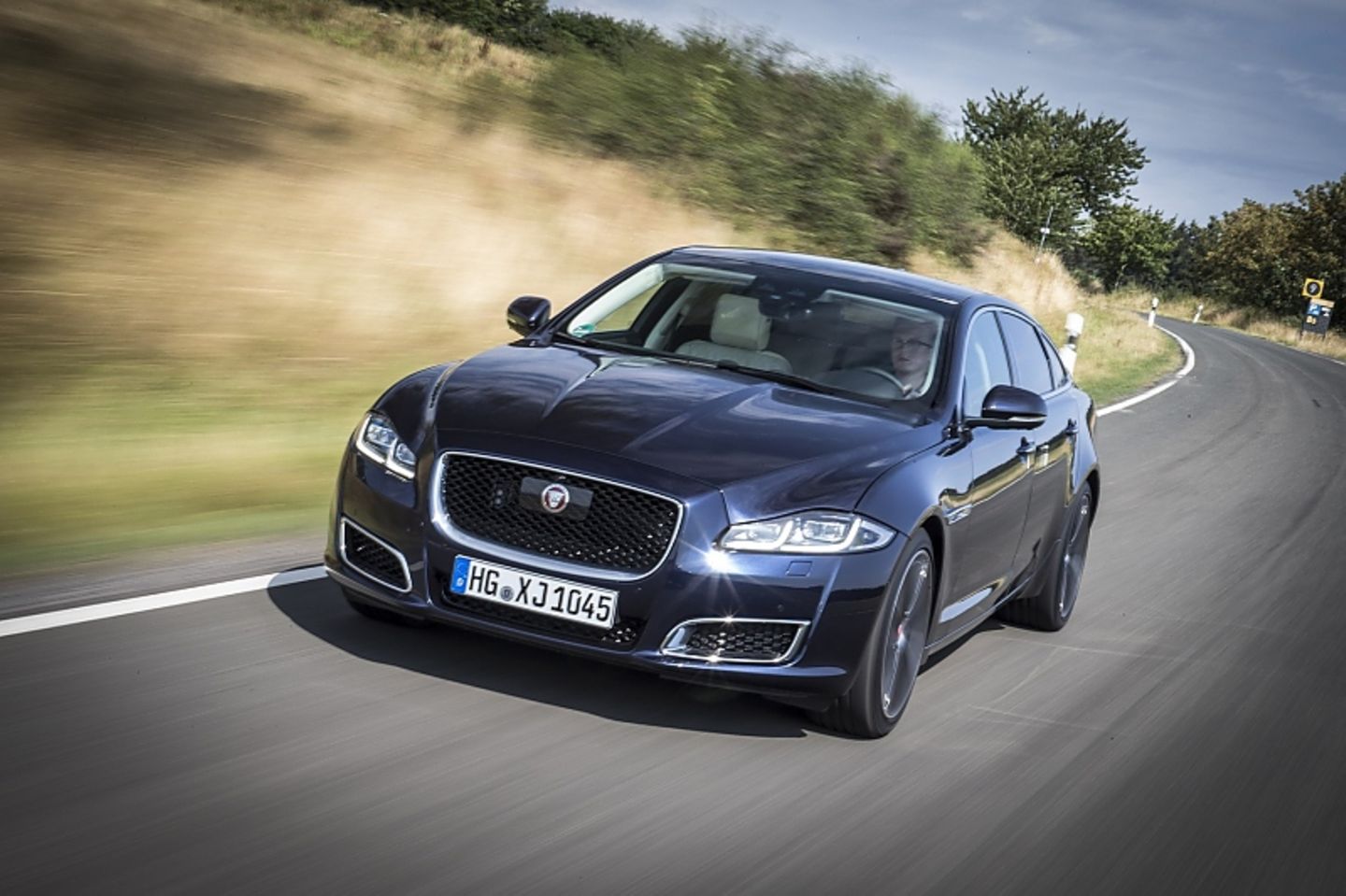 Der Jaguar XJ50 ist gut ausgestattet