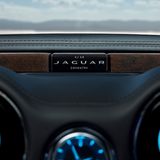 Überall finden sich kleine Embleme