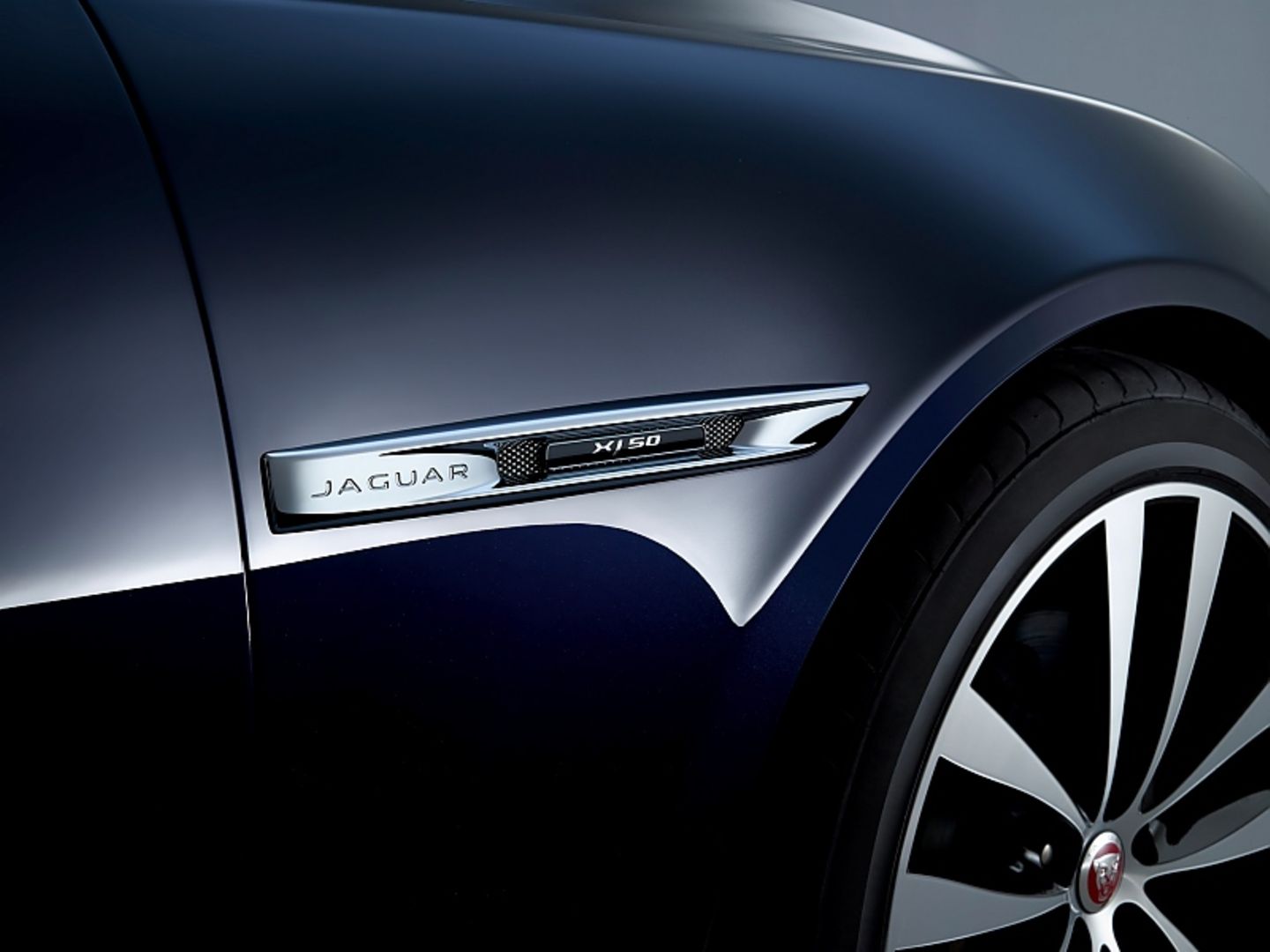Der Jaguar XJ50 rollt auf 20 Zoll-Rädern