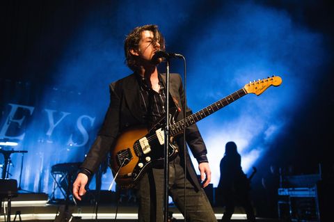 Alex Turner von den Arctic Monkeys bei einem Konzert