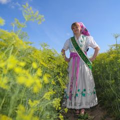 Eine junge Frau in traditioneller Spreewald-Tracht