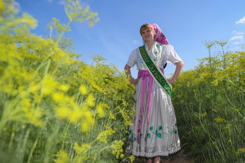 Eine junge Frau in traditioneller Spreewald-Tracht