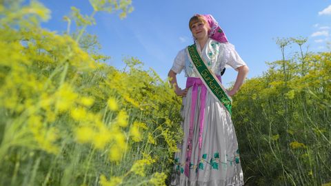 Eine junge Frau in traditioneller Spreewald-Tracht
