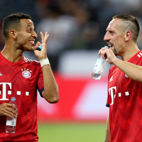 Thiago und Ribery feixen nach dem Supercup-Sieg des FC Bayern über Eintracht Frankfurt