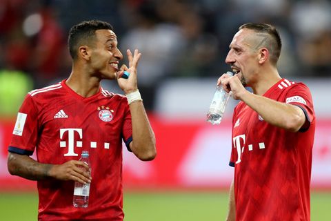 Thiago und Ribery feixen nach dem Supercup-Sieg des FC Bayern über Eintracht Frankfurt