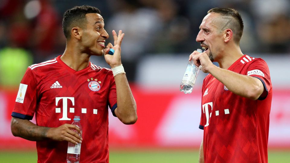 Thiago und Ribery feixen nach dem Supercup-Sieg des FC Bayern über Eintracht Frankfurt