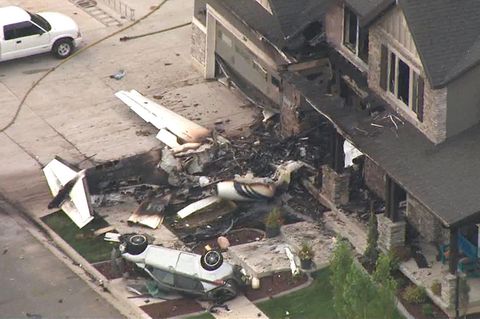 Trümmer in Payson, Utah nachdem ein Mann mit einem Sportflugzeug in sein eigenes Haus gestürzt ist