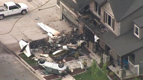 Trümmer in Payson, Utah nachdem ein Mann mit einem Sportflugzeug in sein eigenes Haus gestürzt ist