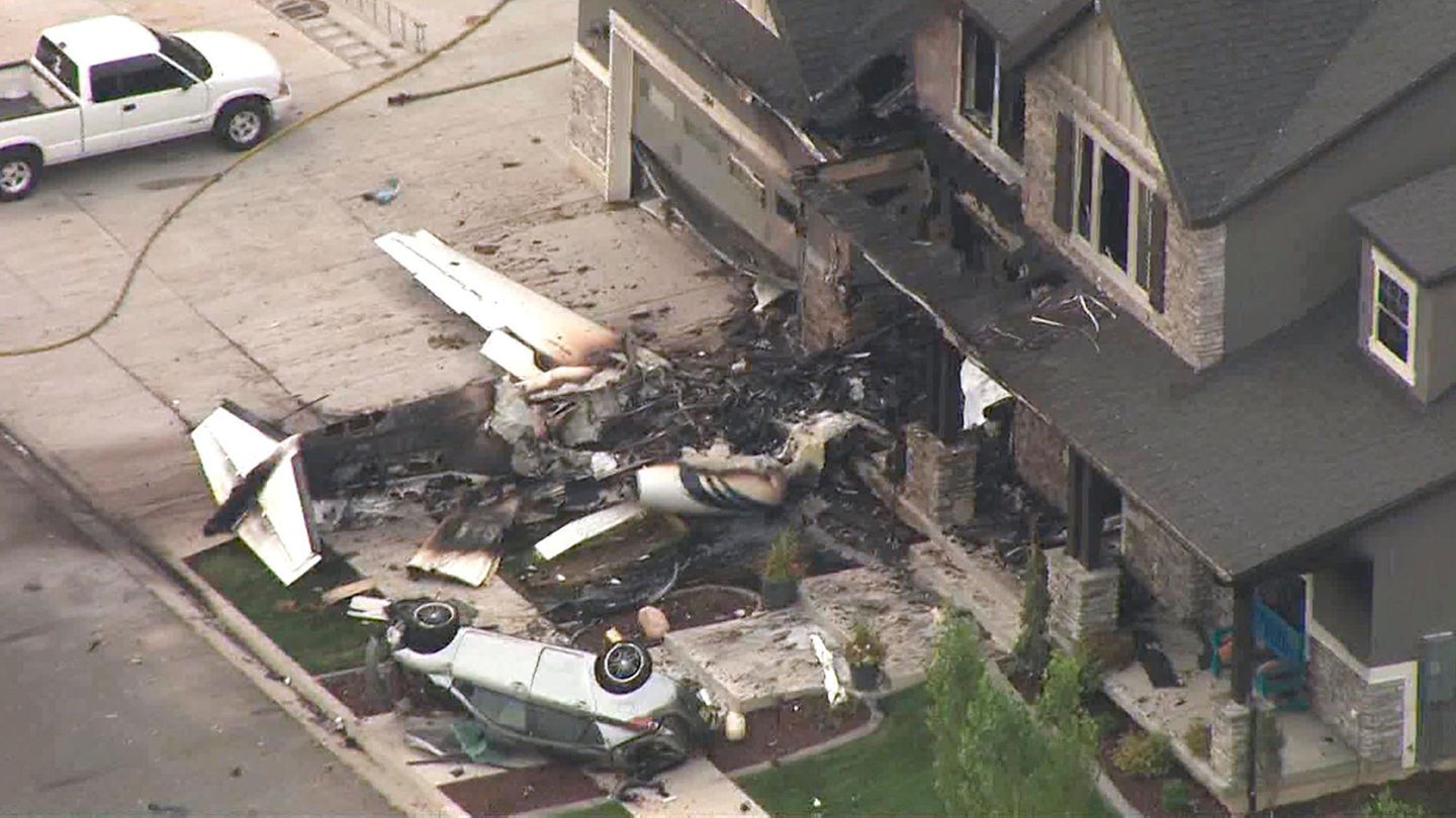 Trümmer in Payson, Utah nachdem ein Mann mit einem Sportflugzeug in sein eigenes Haus gestürzt ist