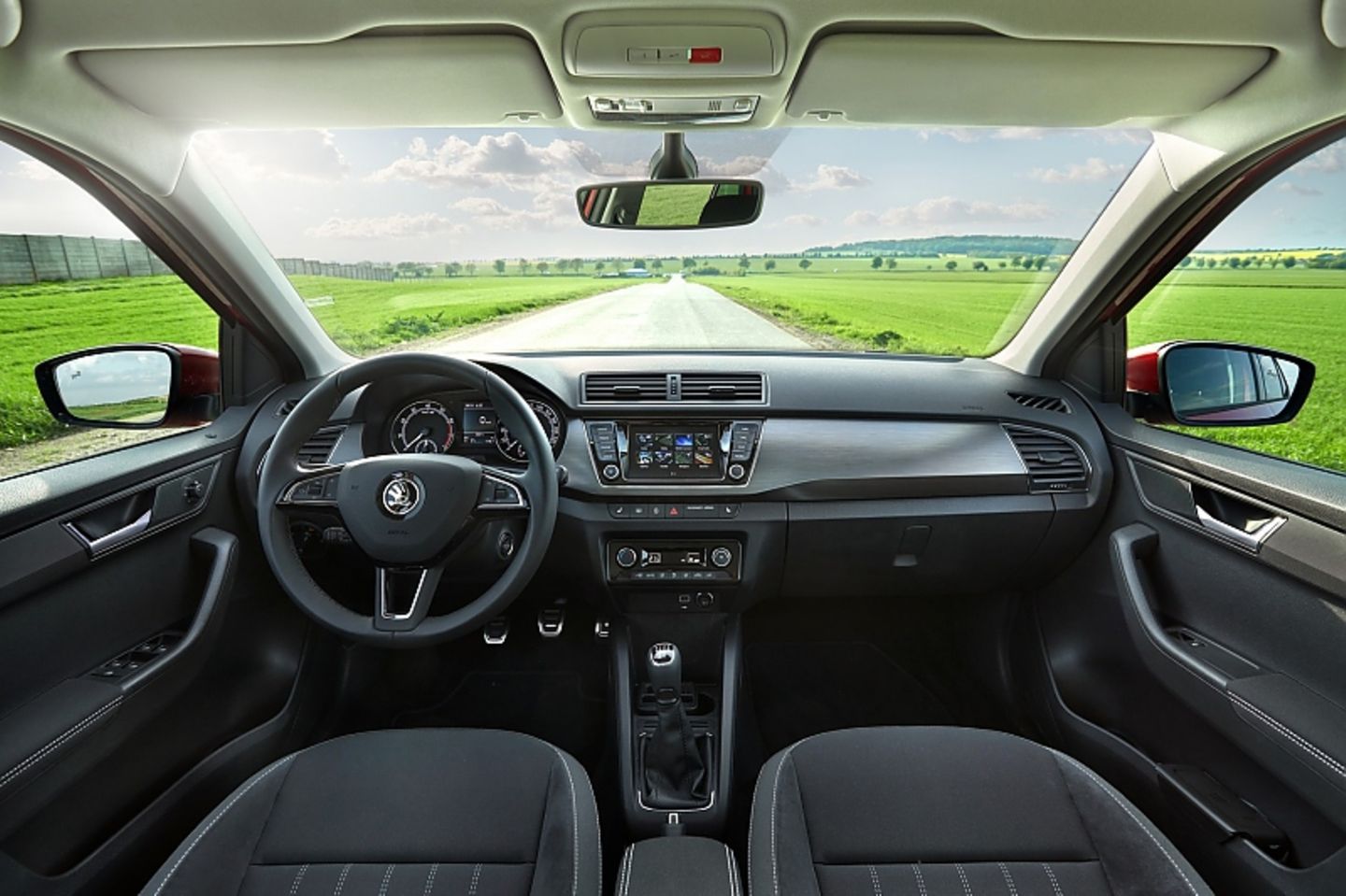 Das Cockpit mit neuen Applikationen in Aluminium-Optik