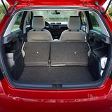 Beim Umlegen der Lehnen der Rückbank entsteht eine kleine Stufe