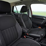 Die Sitze bieten wenig Seitenhalt