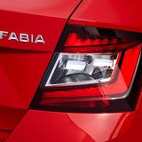 Die Heckleuchten haben die übliche C-Grafik