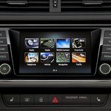 Das Infotainment mit dem 6,5 Zoll-Monitor bietet die übliche Konnektivitität