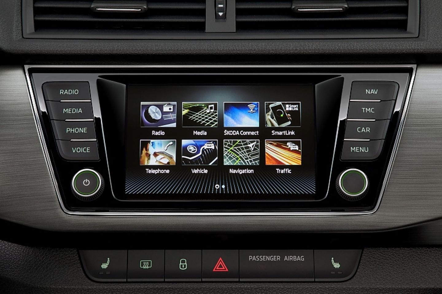 Das Infotainment mit dem 6,5 Zoll-Monitor bietet die übliche Konnektivitität