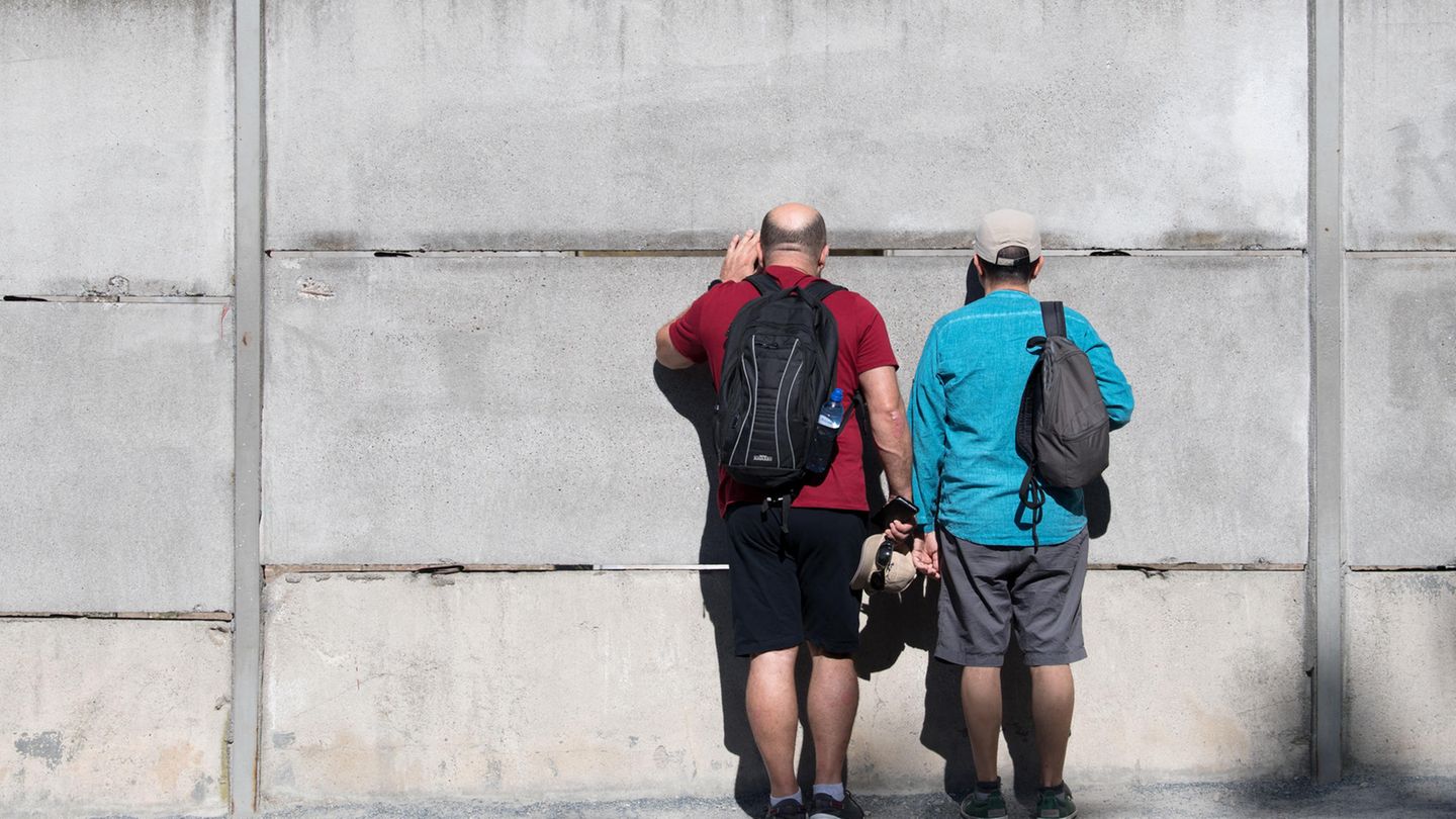 Besucher besichtigen die Gedenkstätte Berliner Mauer