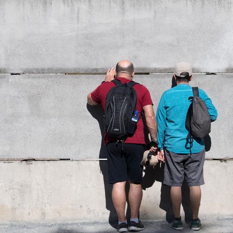 Besucher besichtigen die Gedenkstätte Berliner Mauer