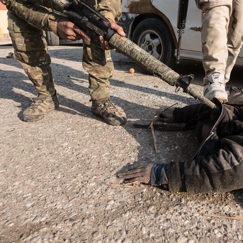 Ein toter Kämpfer der Terrororganisation Islamischer Staat wird von irakischen Soldaten überprüft