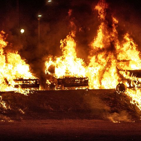 Fast 90 Autos gingen in der Nacht in Schweden in Flammen auf