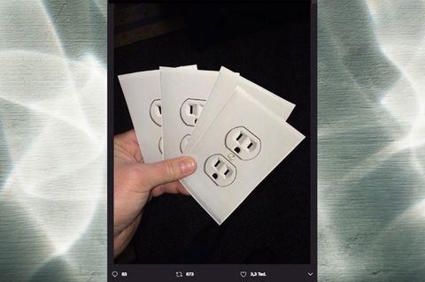 Mit diesen Steckdosen-Stickern werden aktuell Flugreisende geprankt