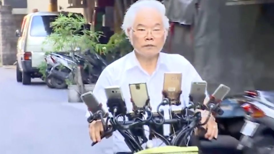 Pokemon Go Opa spielt auf mehreren Handys gleichzeitig Pokemon Go Opa mit elf Smartphones