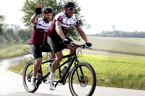 Jan Ullrich  (vorne) mit seinem ehemaligen Mannschaftskollegen Matthias Kessler auf einem Tandem