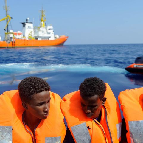 Flüchtlinge werden zum Rettungsschiff "Aquarius" gebracht