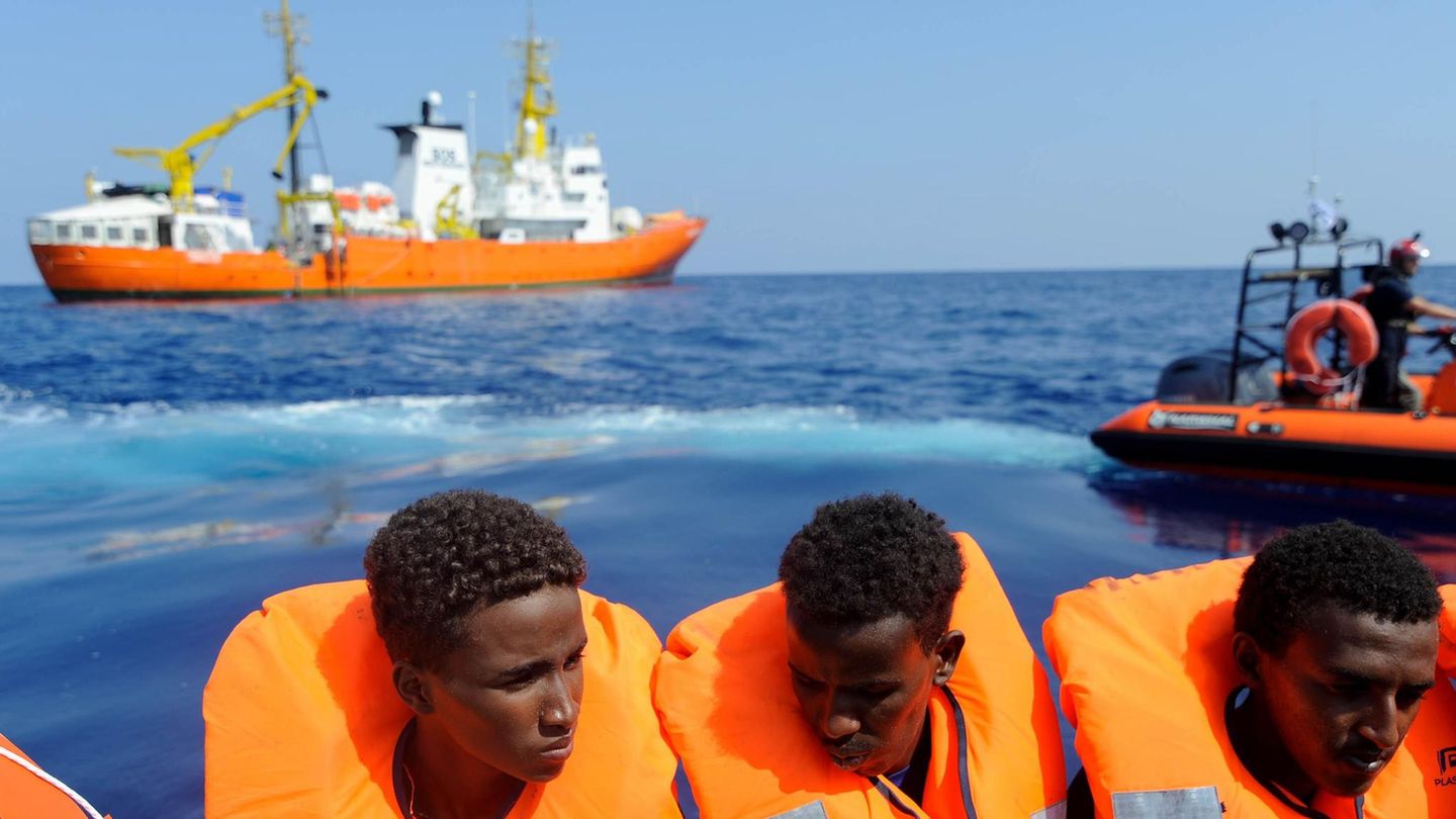 Flüchtlinge werden zum Rettungsschiff "Aquarius" gebracht