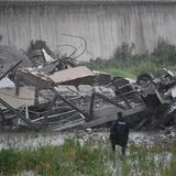 Nach dem Einsturz einer vierspurigen Autobahnbrücke in der italienischen Hafenstadt Genua verlieren die Rettungskräfte keine Zeit und haben bereits mit ihrer Arbeit begonnen.