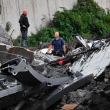 Mindestens zwei Überlebende konnten bereits aus den Trümmern gezogen werden.