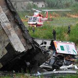 "Zahlreiche Autos" seien zwischen den Trümmern eingequetscht, berichtete die Nachrichtenagentur Ansa unter Berufung auf Polizeikreise. 