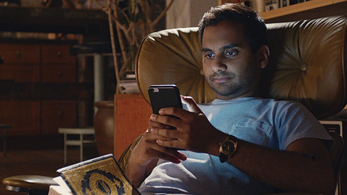 Serie  Master of None auf Netflix  Die perfekte Comedy-Serie für Jahrtausender. Dev (Aziz Ansari) versucht sich in New York als Schauspieler und ist zusätzlich auf der Suche nach der Liebe. Klingt erstmal kitschig, ist aber alles andere als das. Zusammen mit seinen engsten Freunden Arnold (Eric Wareheim) und Denise (Lena Waithe) hat er die amüsantesten Gespräche und manchmal auch den realsten Real-Talk. Das Schöne daran ist, dass man sich immer wieder mit den Protagonisten identifizieren kann. Von unangenehmen Tinder-Dates bis zum saucoolen Abrocken auf einem Konzert.   Für Fans von: Brooklyn 99, Archer, guten Komödien und New York  Wann gucken? Schnapp dir jemanden, der den gleichen Humor hat wie du, nehmt euch den Abend nichts anderes vor und guckt die bislang nur zwei Staffeln in einer Nacht durch.  Binge Faktor: ♥♥♥♥♥ Von Minute eins an hat dich Master of None in seinen Bann gezogen, und nach der zehnten Folge aufhören, geht nun mal nicht.