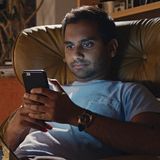 Serie  Master of None auf Netflix  Die perfekte Comedy-Serie für Jahrtausender. Dev (Aziz Ansari) versucht sich in New York als Schauspieler und ist zusätzlich auf der Suche nach der Liebe. Klingt erstmal kitschig, ist aber alles andere als das. Zusammen mit seinen engsten Freunden Arnold (Eric Wareheim) und Denise (Lena Waithe) hat er die amüsantesten Gespräche und manchmal auch den realsten Real-Talk. Das Schöne daran ist, dass man sich immer wieder mit den Protagonisten identifizieren kann. Von unangenehmen Tinder-Dates bis zum saucoolen Abrocken auf einem Konzert.   Für Fans von: Brooklyn 99, Archer, guten Komödien und New York  Wann gucken? Schnapp dir jemanden, der den gleichen Humor hat wie du, nehmt euch den Abend nichts anderes vor und guckt die bislang nur zwei Staffeln in einer Nacht durch.  Binge Faktor: ♥♥♥♥♥ Von Minute eins an hat dich Master of None in seinen Bann gezogen, und nach der zehnten Folge aufhören, geht nun mal nicht.