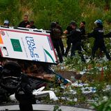 Rettungskräfte versuchen einen umgestürzten Lastwagen wieder aufzurichten. Mehrere Lkws sollen im Fluss Polvecera gelandet sein.