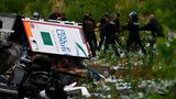 Rettungskräfte versuchen einen umgestürzten Lastwagen wieder aufzurichten. Mehrere Lkws sollen im Fluss Polvecera gelandet sein.