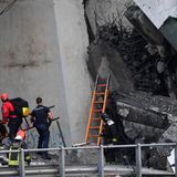 Retter versuchen die Trümmer mit Leitern abzustützen.