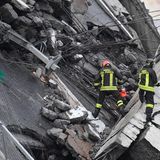 Retter suchen auch mit Spürhunden nach Opfern unter den Trümmern.