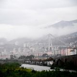 Blick auf die eingestürzte Autobahnbrücke Ponte Morandi