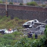 Rettungskräfte sind im Einsatz und untersuchen die Trümmer nach dem Brückeneinsturz.